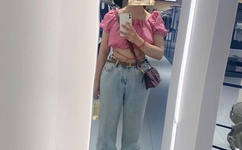 办公室扒开奶罩揉吮奶头A片小说